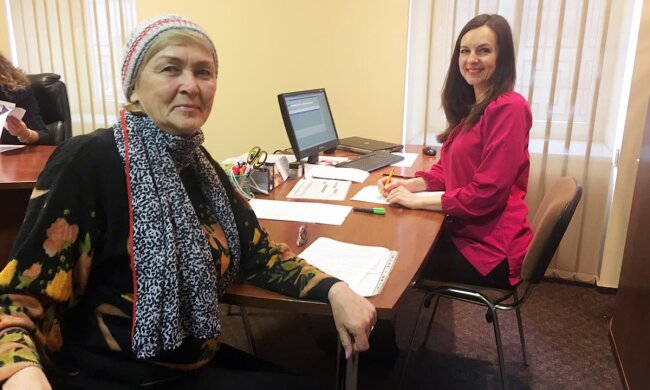 Пенсіонерка отримує консультацію щодо доплати за стаж