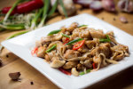 Острая курица с кешью и шампиньонами: пикантный рецепт
