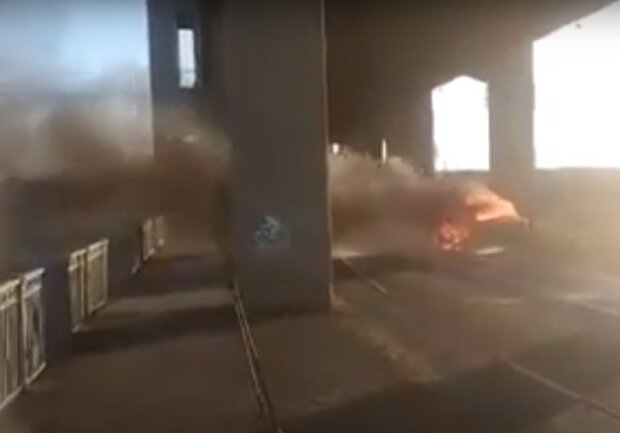 В Запорожье машина вспыхнула на ходу - мост превратился в крематорий