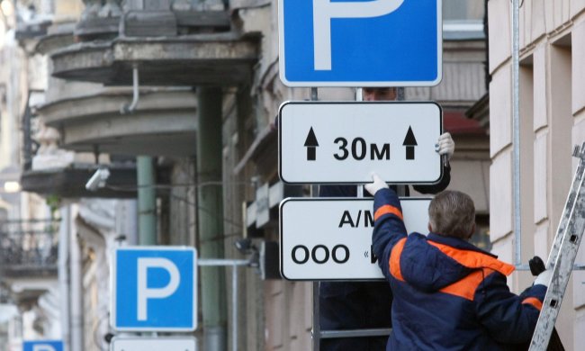 В Киеве массово сносят дорожные знаки: в чем причина