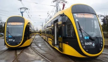 Пошкоджені трамваї PESA в депо Києва після ракетного удару