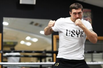 Усик прибыл в Чикаго готовиться к бою в хэвивейте: фото