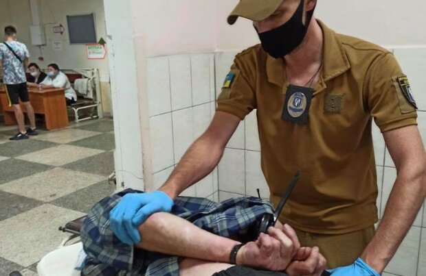 У київській лікарні озвірілий пацієнт кидався на лікарів - "В'яжи його!"
