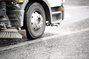 Прибирання вулиць у Дніпрі