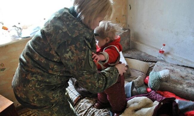 Покинуті напризволяще: матір залишила дітей помирати від холоду