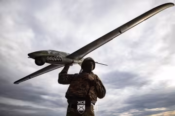 Украинский военный запускает дрон