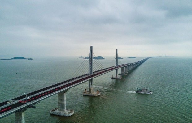 Китай соединил Гонконг и Макао самым длинным мостом в мире