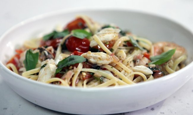 Смачний рецепт спагетті з морепродуктами і помідорами черрі