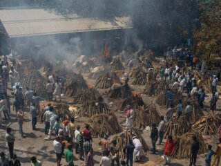 Вспышка covid-19 в Индии, фото: AP/Altaf Qadri