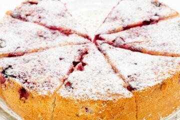 Бісквіт зі сливами: фото скрін Ютуб