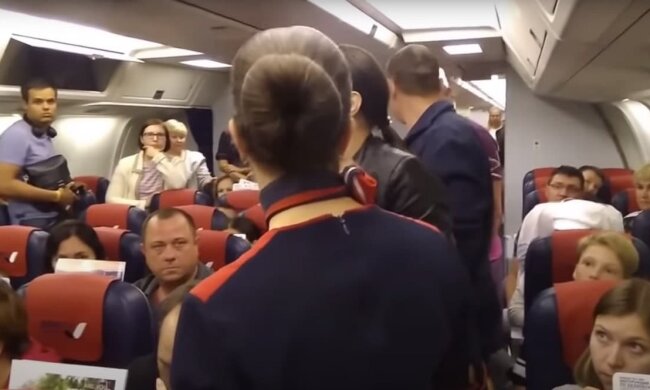 На борту самолета, скриншот: Youtube