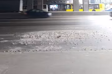 В Киеве "устал" ещё один мост, осыпается прямо на проезжую часть: "Как тут быть осторожным?"