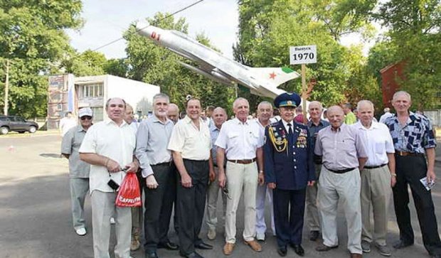 У Чернігові професійні пілоти відкрили площу авіаторів (фото)