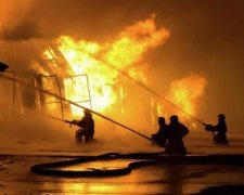 В России под серию взрывов сгорел склад с ракетными двигателями