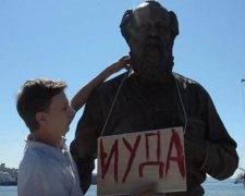 На памятник Солженицину во Владивостоке повесили табличку «Иуда»