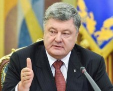 Порошенко потрапив у конфуз на офіційній церемонії: відео
