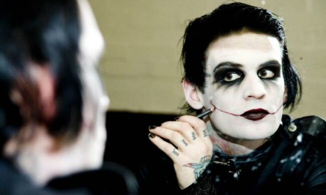 Знаменитий рок-співак перетворив прихильниць на особистий БДСМ-гарем