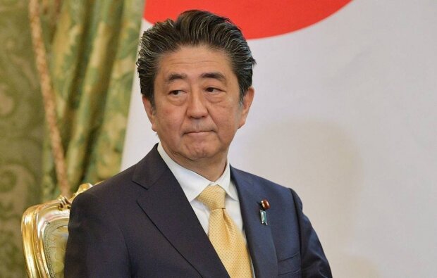 Прем'єр Японії Сіндзо Абе звільнив міністра економіки за хабарі: підкуповував людей їжею та грошима