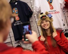 ЧМ 2018: бешеный фанат облизал журналистку в прямом эфире