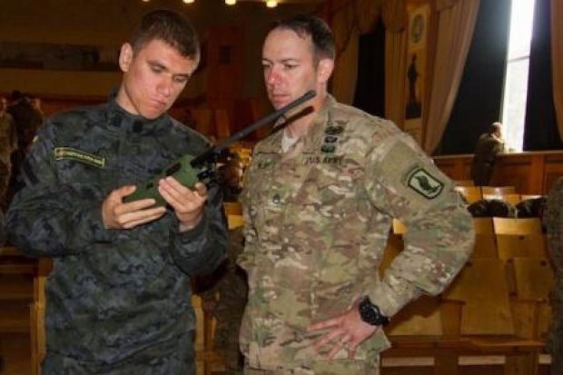  Американцы учат украинских бойцов пользоваться новыми радиостанциями