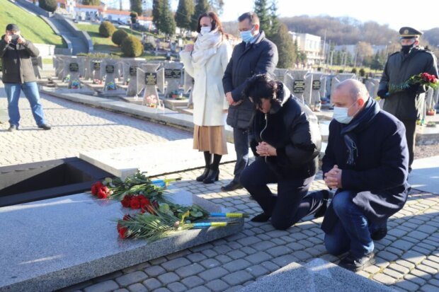 У Львові на Личаківському кладовищі перепоховали жертв Сталіна: "Гнили у підвалах заради вільної України"