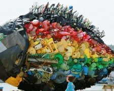 Арт-инсталляции из мусора показывают проблемы экологии