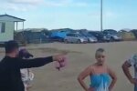 Росіяни показують, звідки прилетів снаряд у машину на курорті. Фото: скриншот Telegram: