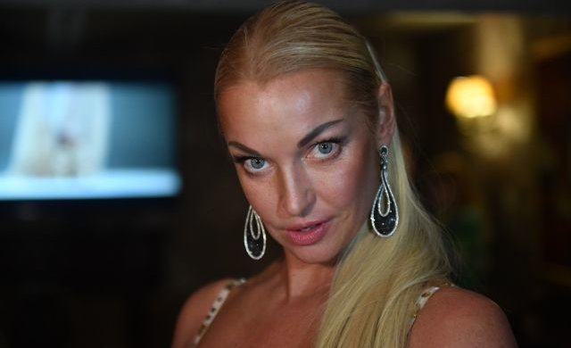 Опухла Волочкова поберегла здоров'я кальяном: накурила навіть кота