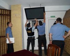 Окупанти відібрали майно у кримських позичальників українських банків