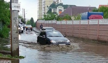 Фото дня: вулиця на столичних Біличах перетворилася в озеро 