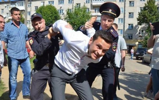 Оппозиционера Яшина задержали во время общения с избирателями 
