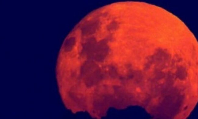 В сеть выложили ролик с сегодняшним "кровавым" месяцем (видео)