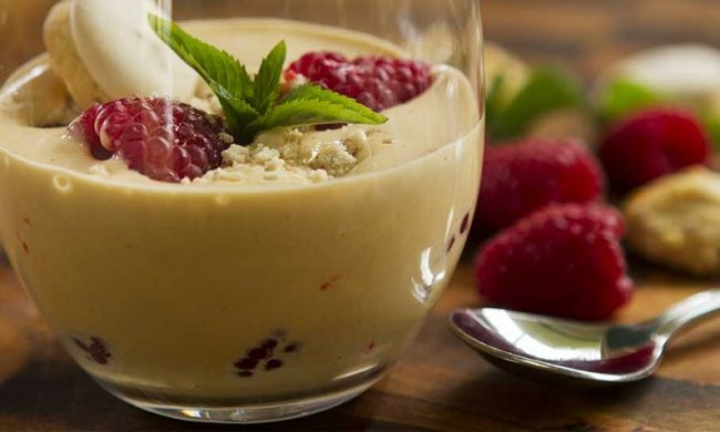 Ніжний крем-мус з малиною за 10 хвилин