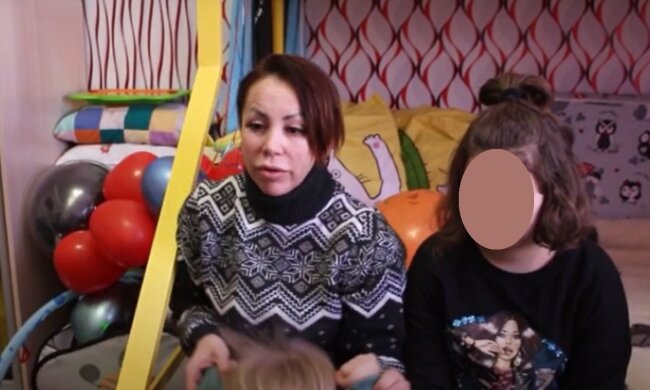 Олена Кузьменко з сім'єю, кадр з репортажу ТРК раї: YouTube