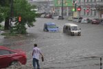 Дніпро перетворюється на Венецію, потоки води збивають городян з ніг: як протистояти бурхливій стихії