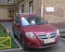 Последнее предупреждение: наглому автохаму оставили на капоте "письмо счастья"