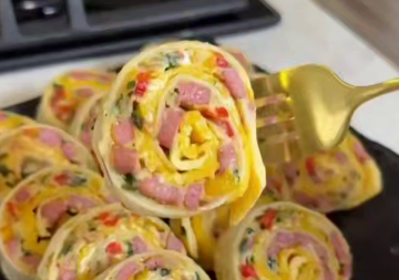 Рулет із тортильї з ковбасою, кадр з відео