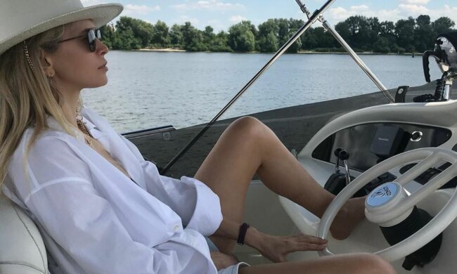Брежнева раскинула ноги на шикарной яхте подальше от Меладзе: "Идеальный день"