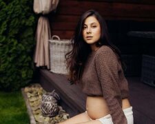 Анастасия Кожевникова позирует с беременным животиком в собственном дворе