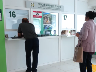 Люди у ПФУ. Фото: скрін youtube