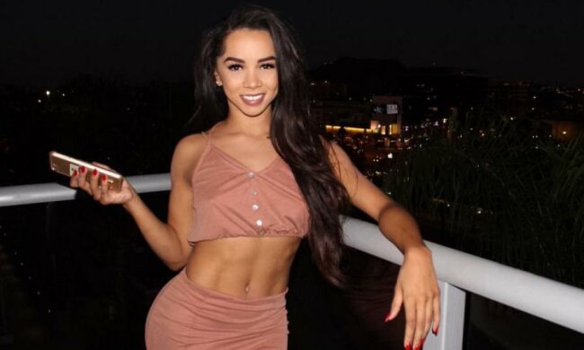 Одни веревочки: горячая блогерша возбудила сеть бесстыдным нарядом 