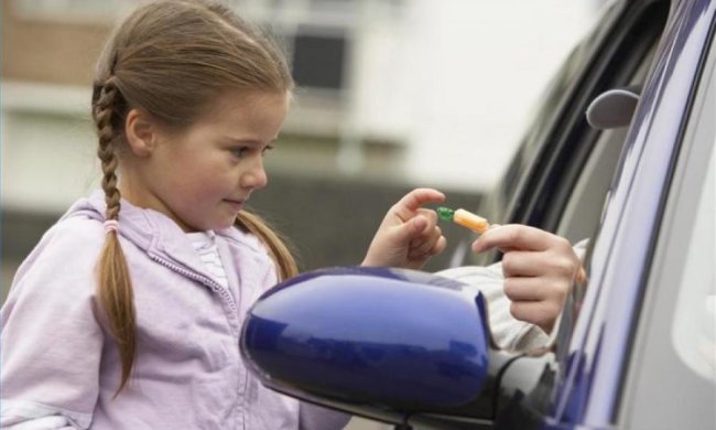 Заманював дітей цукерками: поліція відпустила "збоченеця без спіднього" 