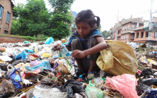 Стометровая гора мусора похоронила жилой квартал в столице Шри-Ланки