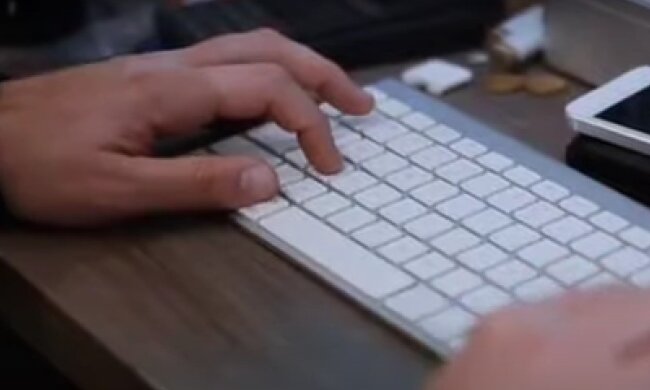 Работа за компьютером. Фото: скрин youtube