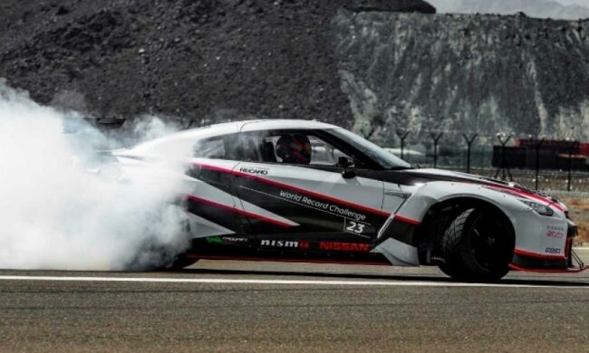 Світовий рекорд з дрифту на швидкості 300 км/год (відео)