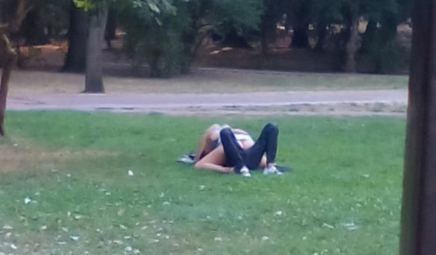Львовские стасти: пара занималась любовью в парке на глазах у прохожих