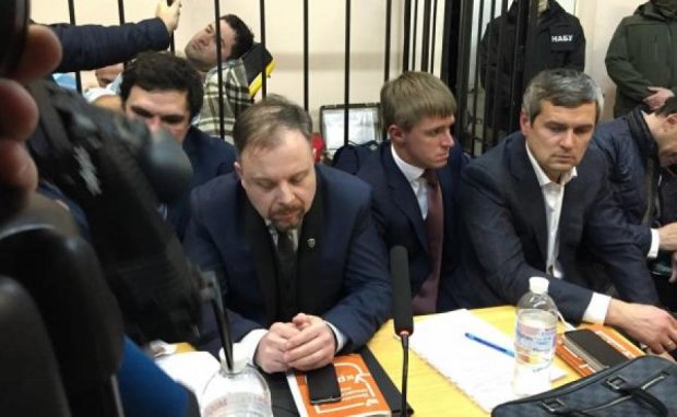Активисты по-прежнему не выпускают Насирова из суда