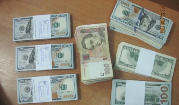 Россиянин пытался вывезти через Сумщину 63 тыс. долларов