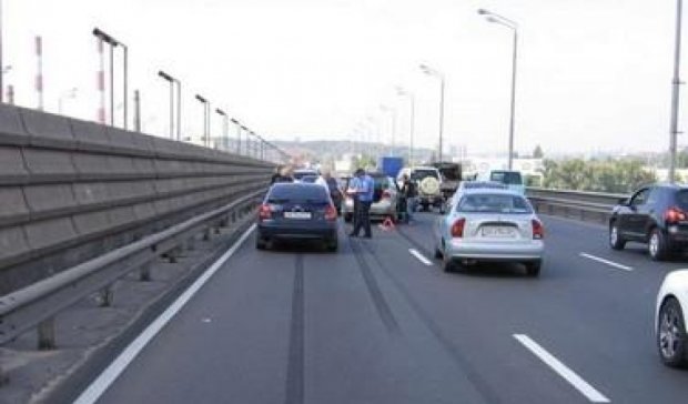 Через аварію на Південному мосту Києва зупинився рух