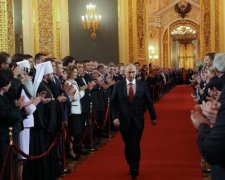 Шоу в Кремле: Путин удостоил рукопожатия только троих